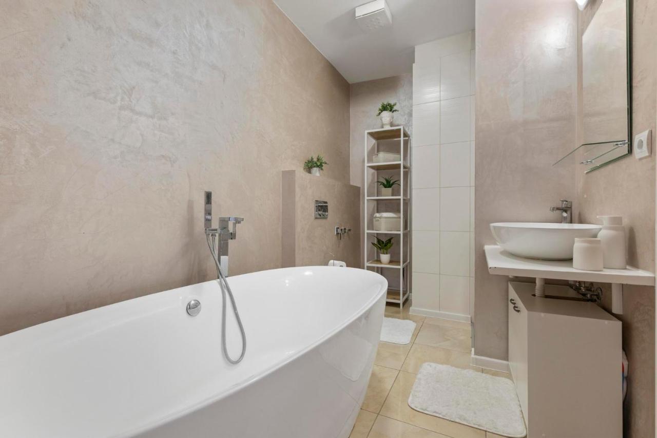Апартаменты Urban Elegance Retreat Братислава Экстерьер фото